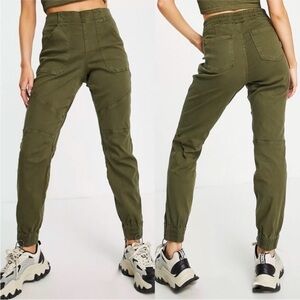 NWOT Spanx Stretch Twill Ankle Cargo Jogger Pants Green
